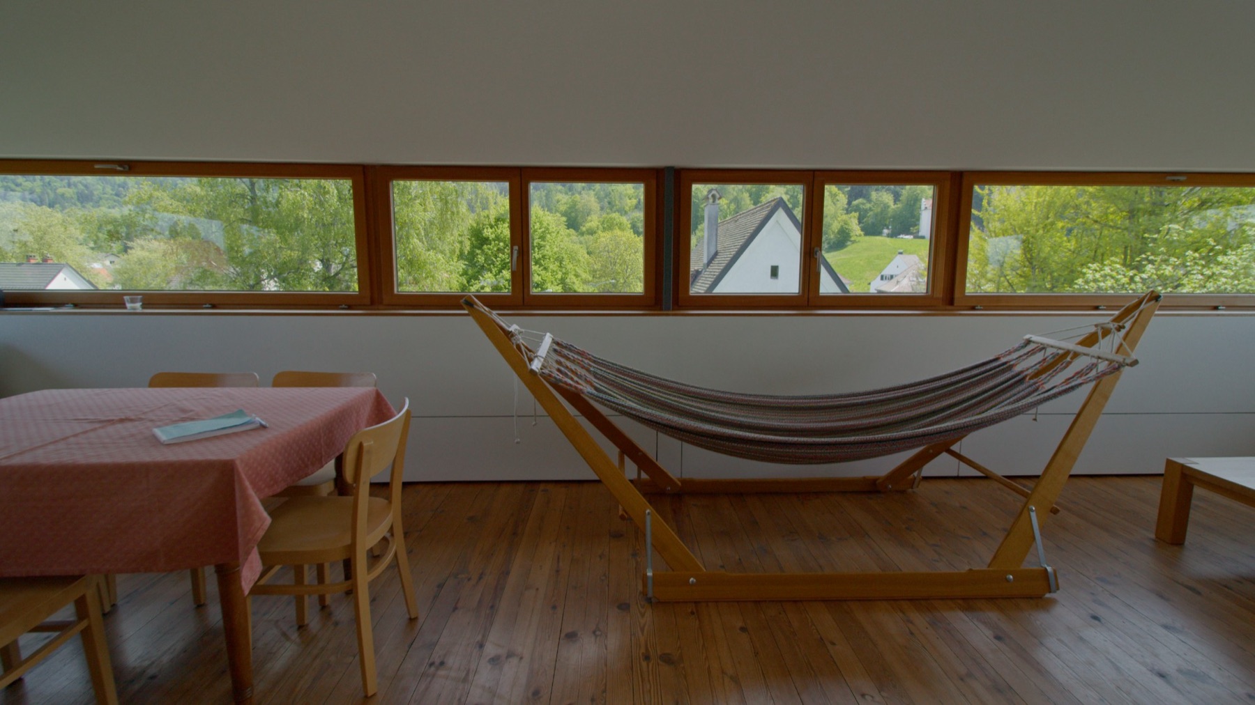 Haus Breuer – living area with hammock in front of the panorama window